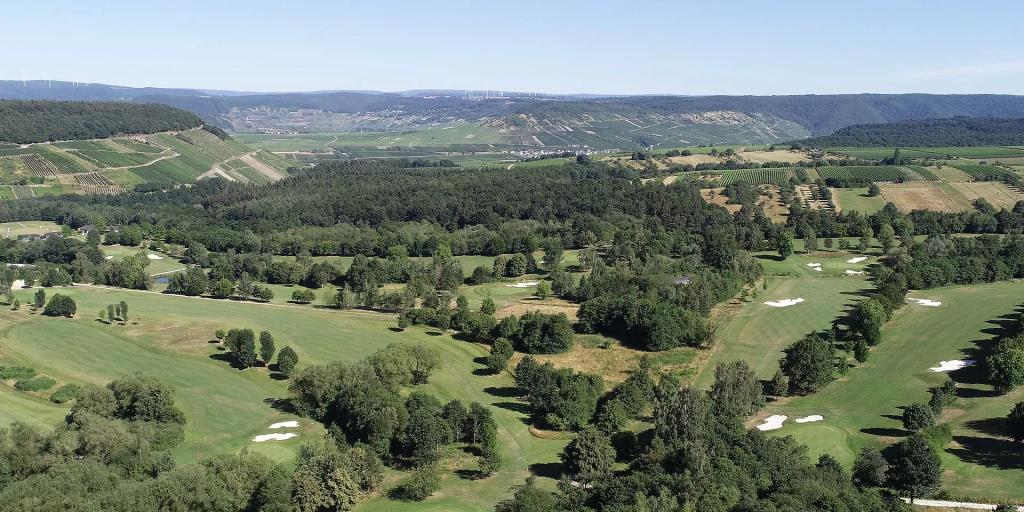 Luchtfoto van de golfbaan van Golf-Club Trier, met wijngaarden en het Moezeldal op de achtergrond