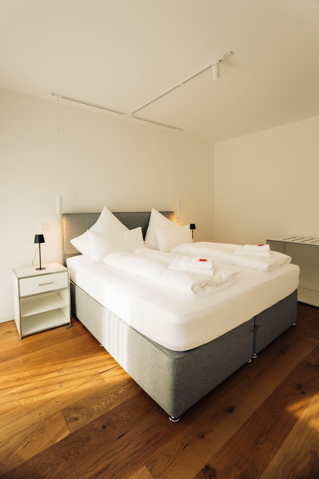 Schlafzimmer mit Queensize-Bett und Nachttischlampen
